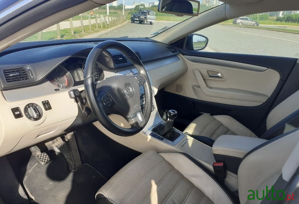 2008' Volkswagen Passat photo #5