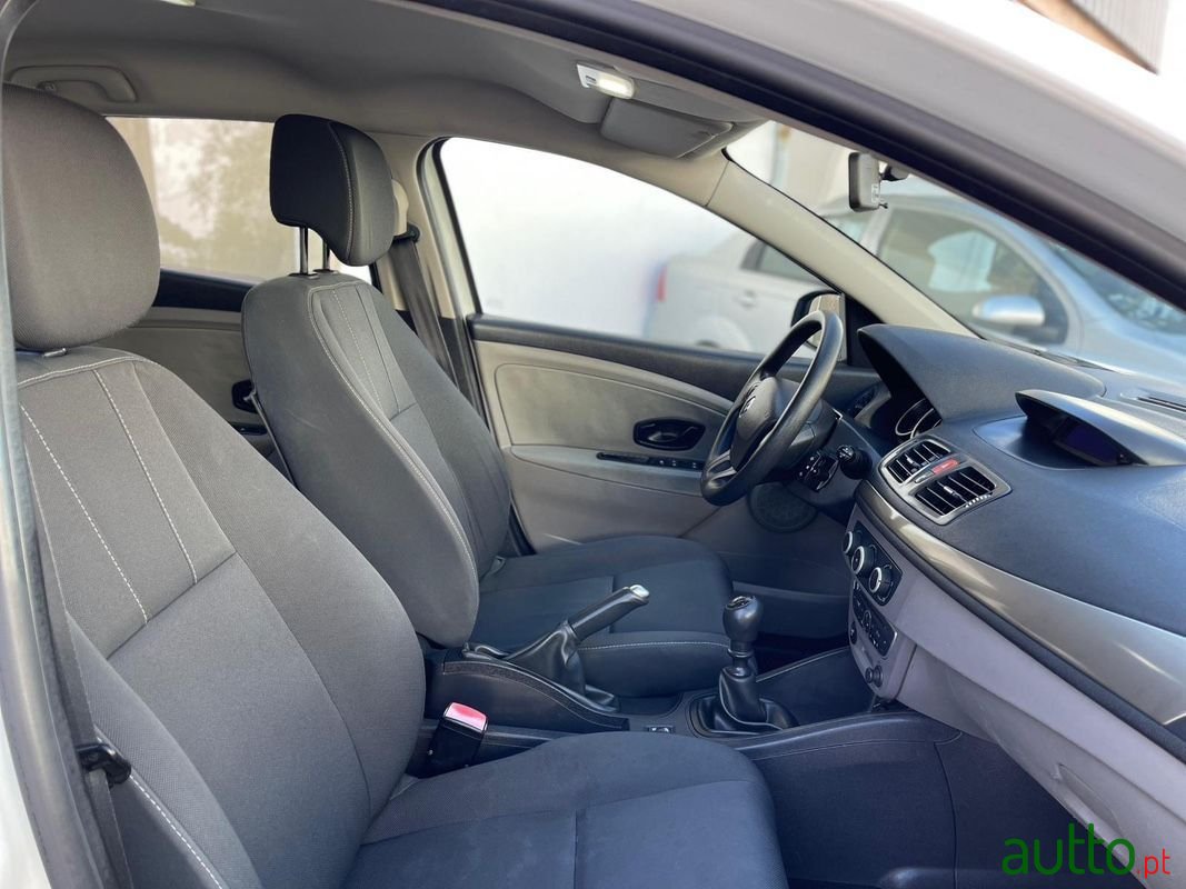 2011' Renault Megane Sport Tourer photo #6