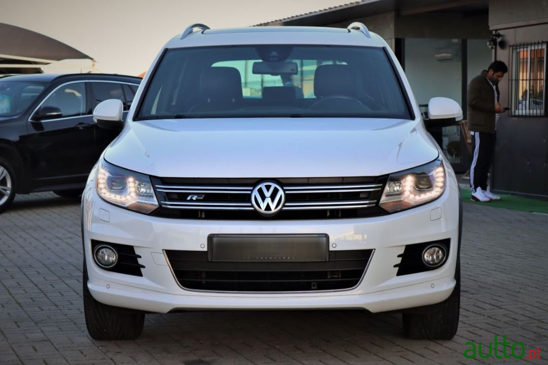 2015' Volkswagen Tiguan photo #2
