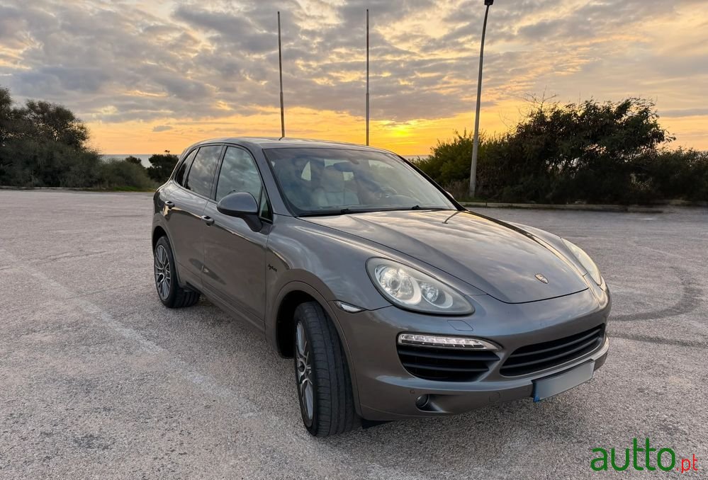 2011' Porsche Cayenne S Hybrid photo #3
