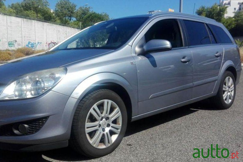 2008' Opel Astra Caravan photo #2