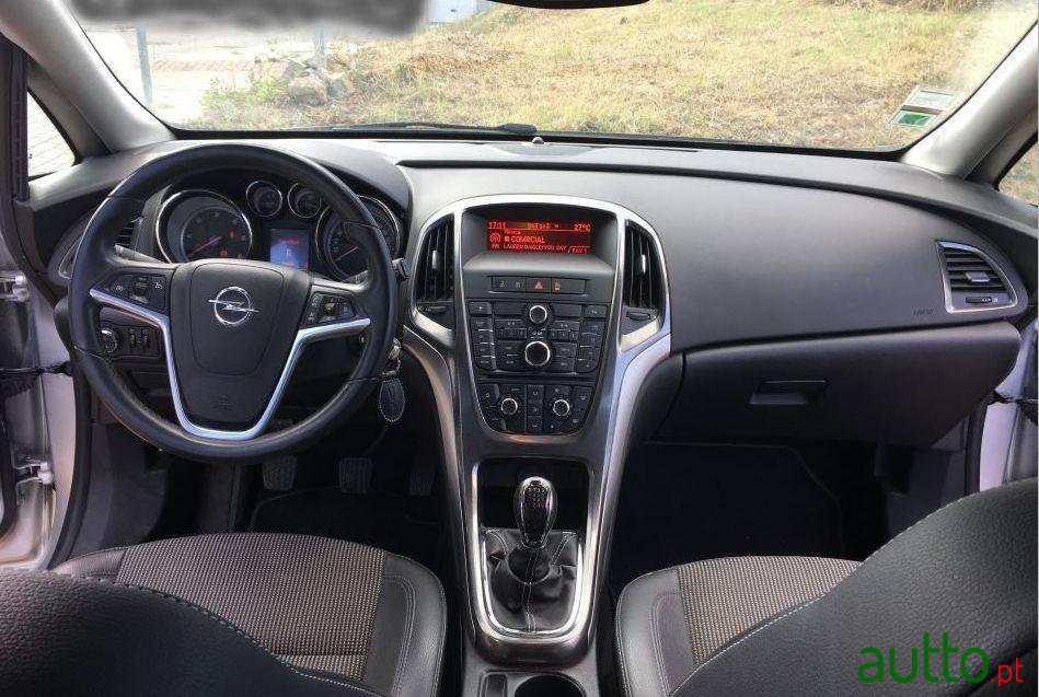 2011' Opel Astra Sports Tourer photo #2