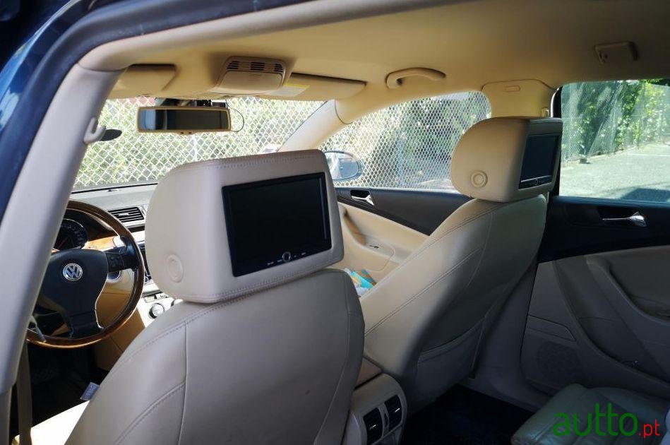 2008' Volkswagen Passat Variant photo #2