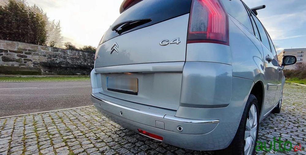 2008' Citroen C4 Grand Picasso photo #3