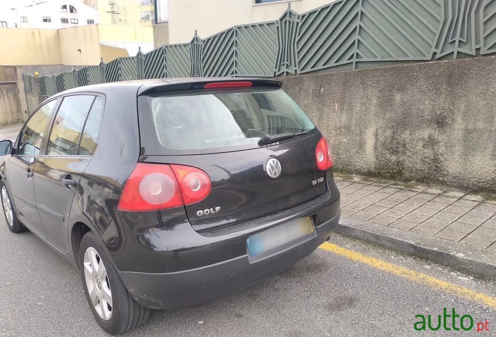 2004' Volkswagen Golf photo #3