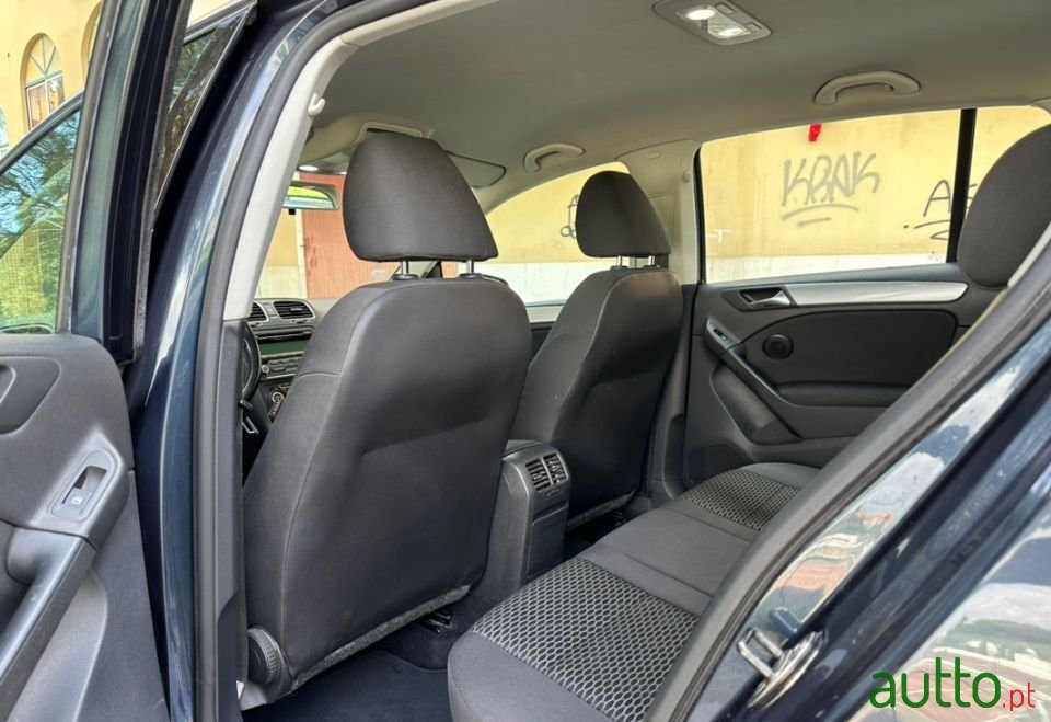 2010' Volkswagen Golf photo #5