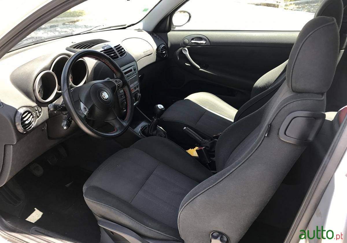 2002' Alfa Romeo 147 3 Door photo #4