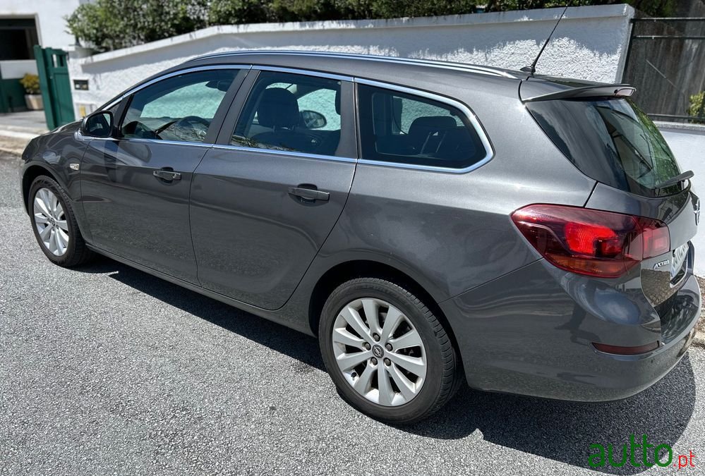 2012' Opel Astra Sports Tourer photo #3