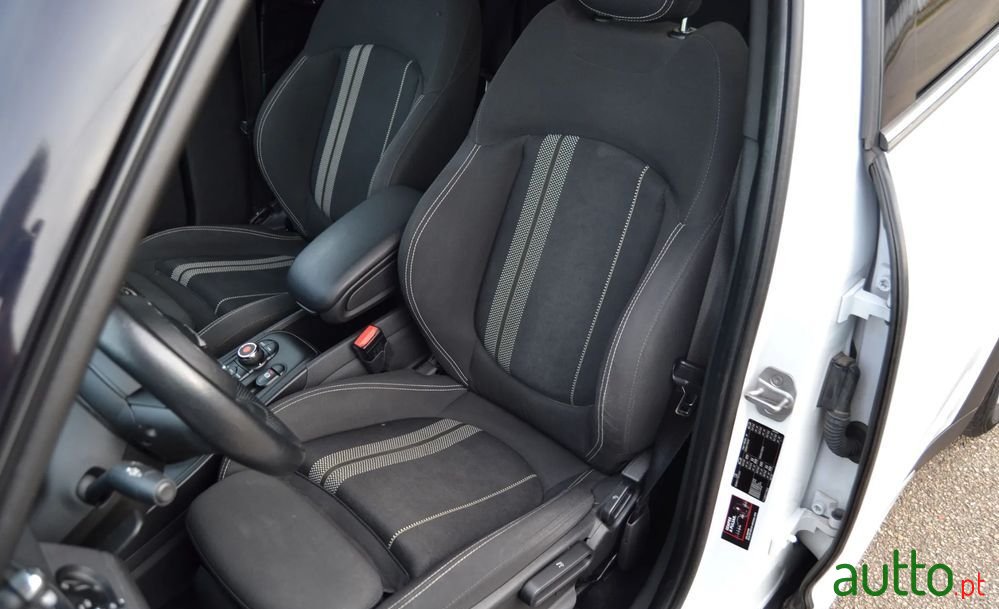 2017' MINI Countryman Cooper D photo #4