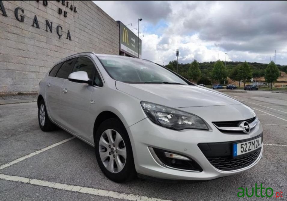 2015' Opel Astra photo #3