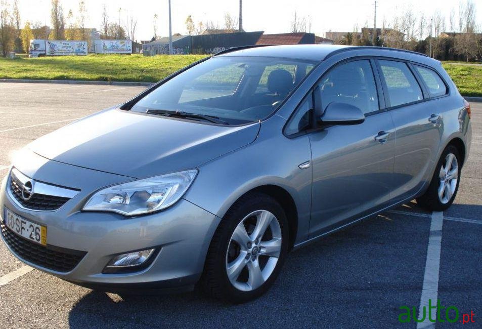 2011' Opel Astra Sports Tourer photo #2