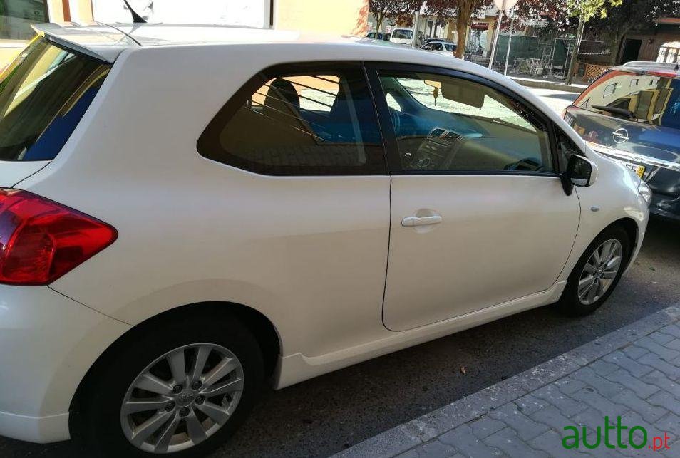 2010' Toyota Auris photo #2