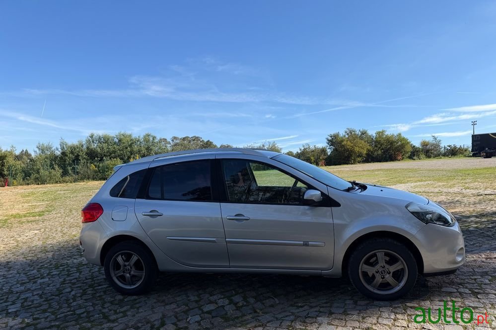 2011' Renault Clio Sport Tourer photo #2