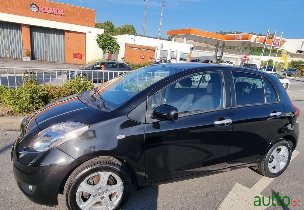 2010' Toyota Yaris photo #4