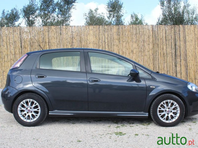 2011' Fiat Punto Evo photo #3