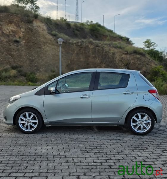 2012' Toyota Yaris photo #6