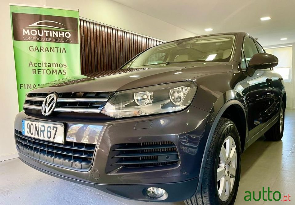 2011' Volkswagen Touareg photo #1