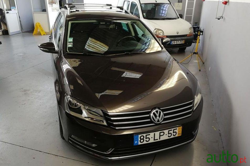 2011' Volkswagen Passat Variant photo #2