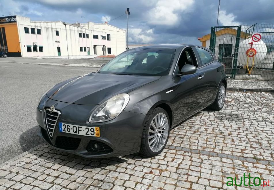 2012' Alfa Romeo Giulietta photo #4