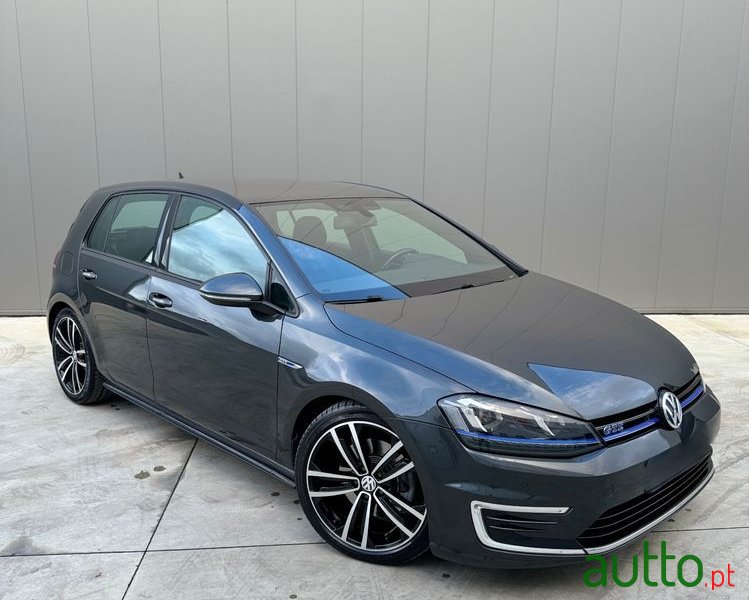 2015' Volkswagen Golf photo #2