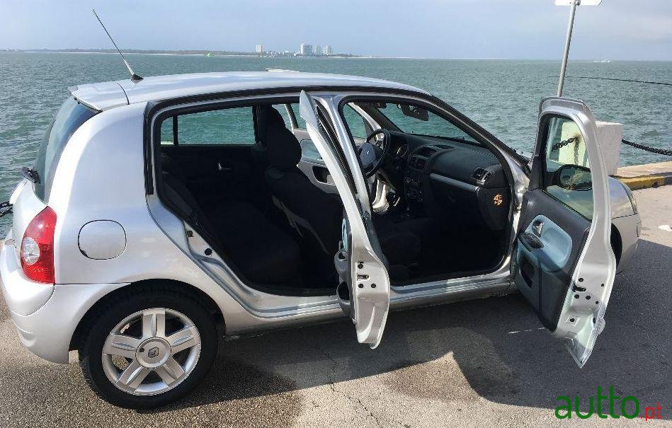 2005' Renault Clio photo #1