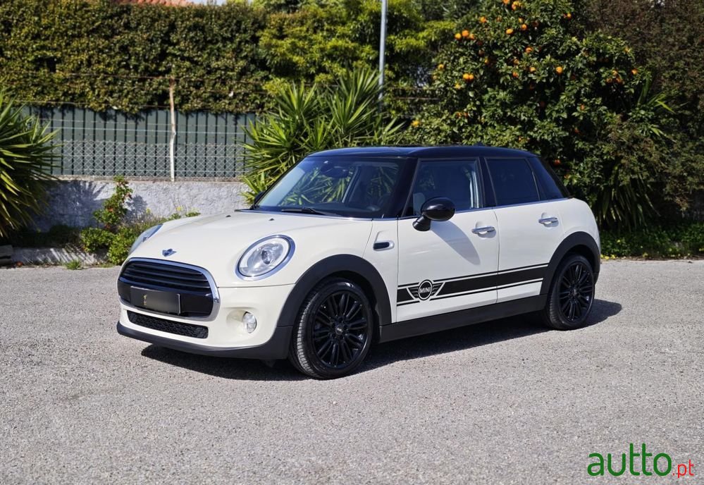 2017' MINI Cooper D 5 Portas photo #2