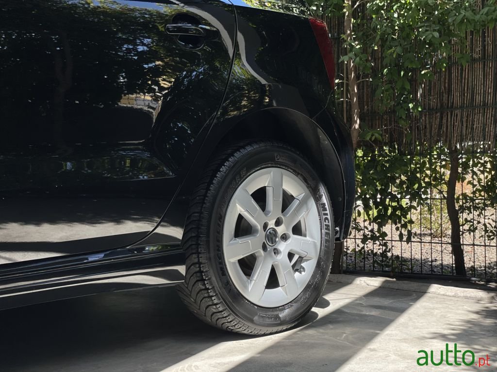 2013' Volkswagen Polo photo #3