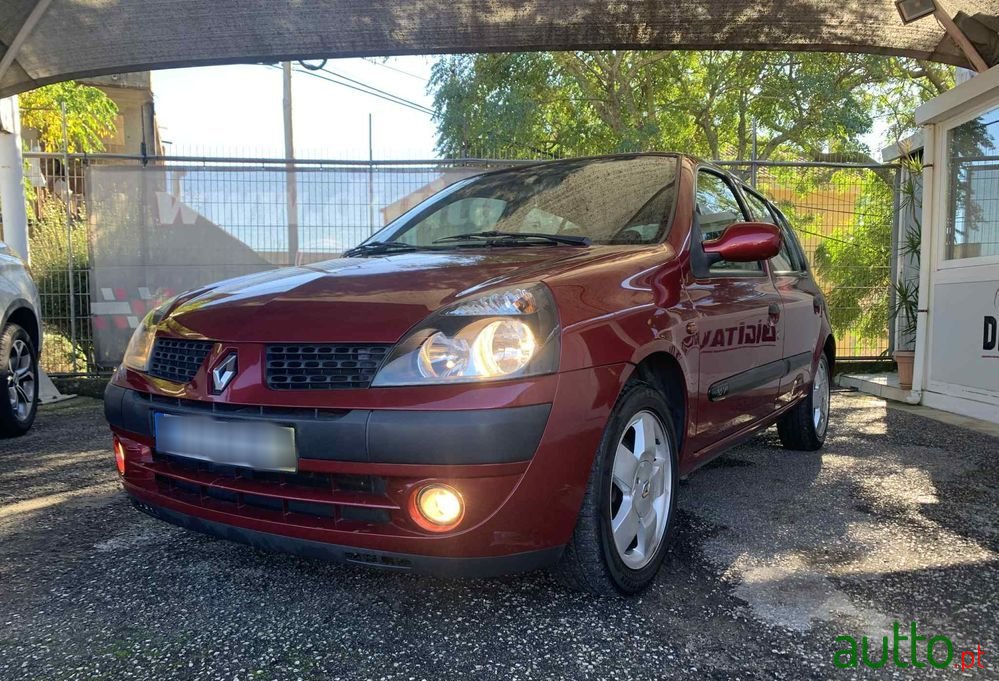 2002' Renault Clio photo #1