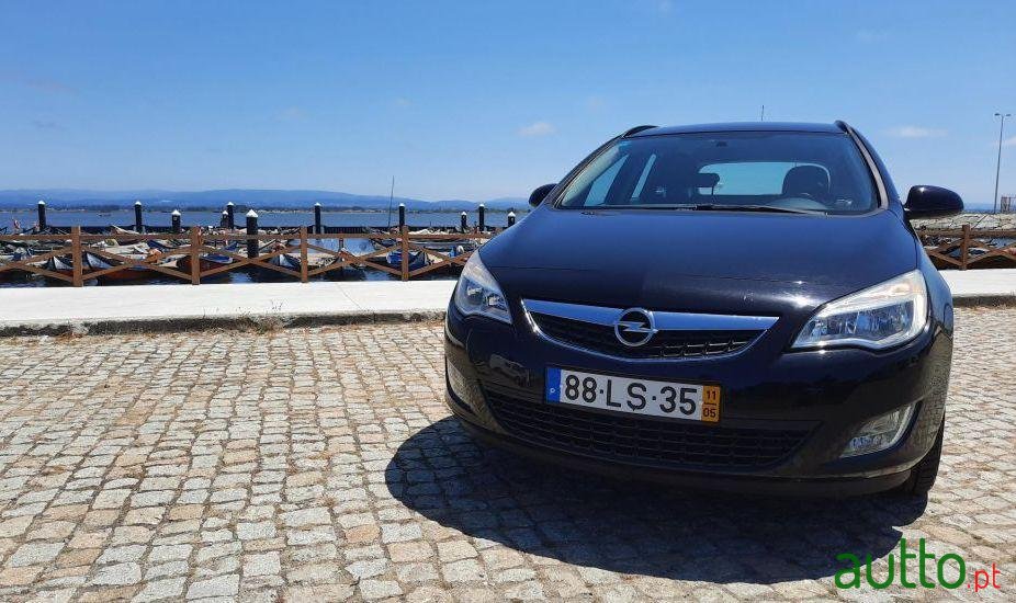 2011' Opel Astra Caravan photo #2