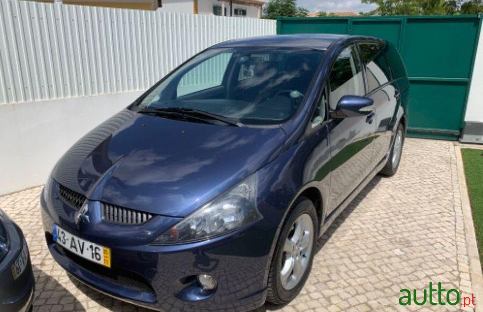 2005' Mitsubishi Grandis Instyle photo #1