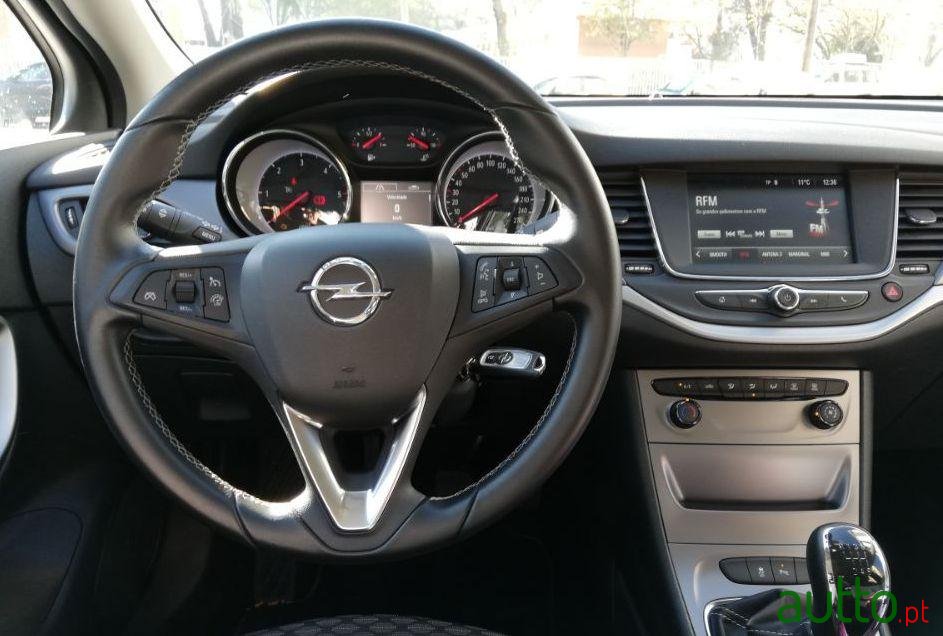 2017' Opel Astra photo #3