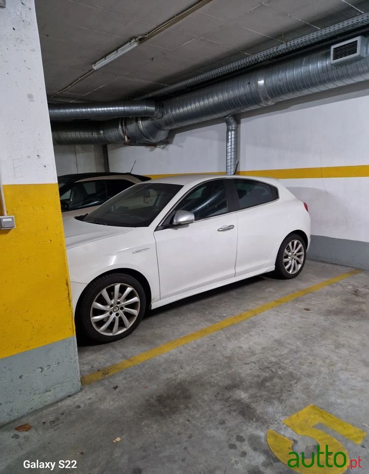 2011' Alfa Romeo Giulietta photo #4