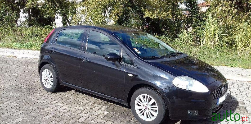 2011' Fiat Grande Punto photo #1