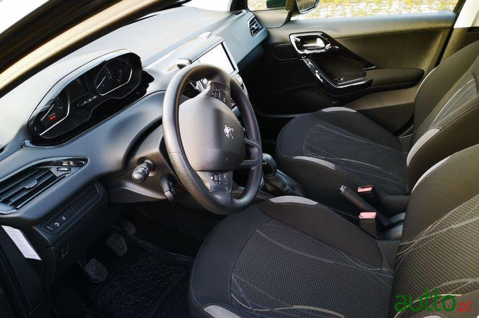 2013' Peugeot 208 photo #3
