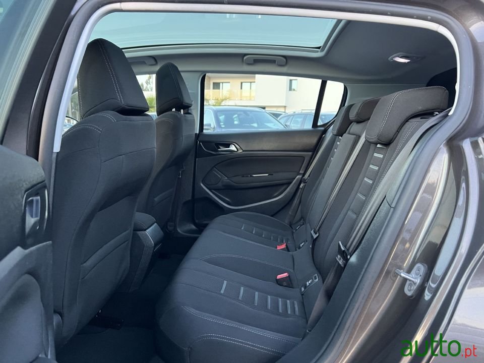 2014' Peugeot 308 photo #6