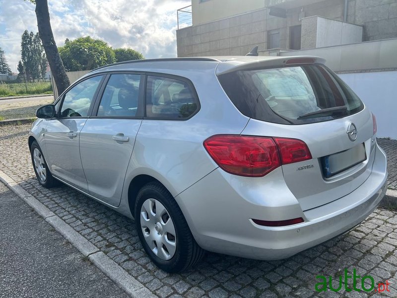 2011' Opel Astra Sports Tourer photo #4