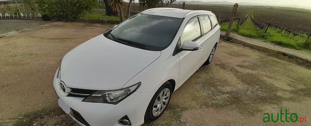 2013' Toyota Auris Touring Sports photo #2