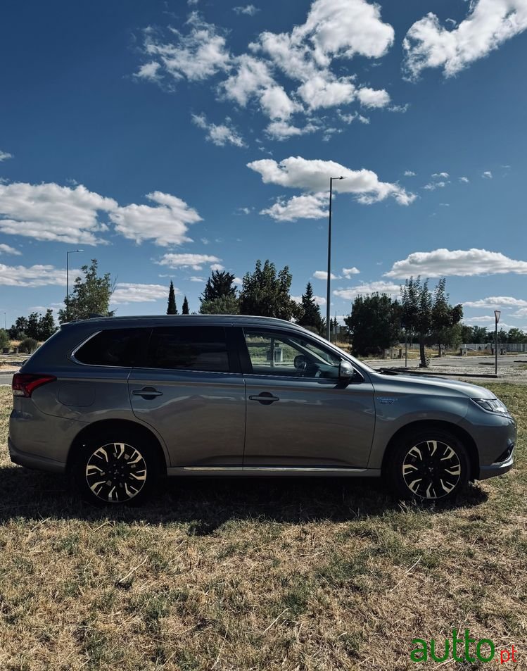 2017' Mitsubishi Outlander photo #2