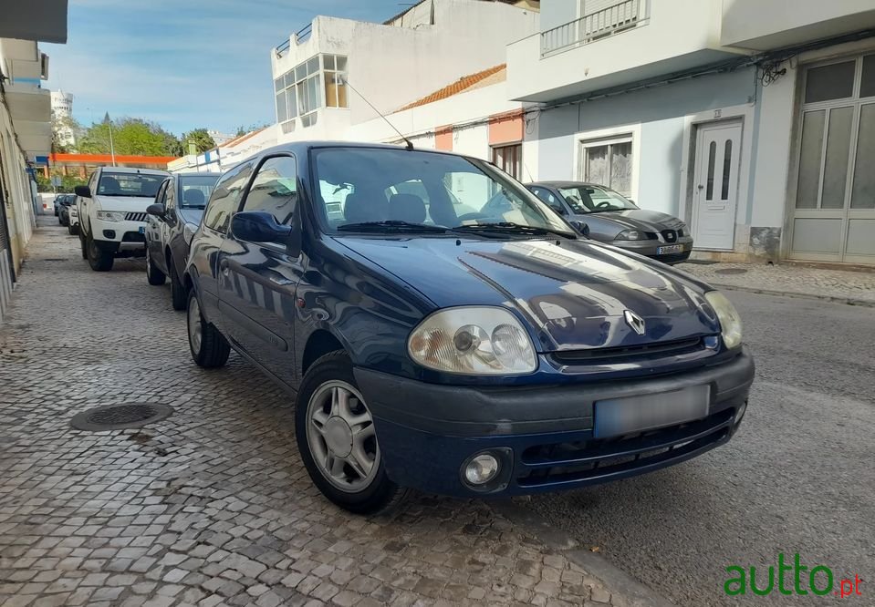 2001' Renault Clio photo #1