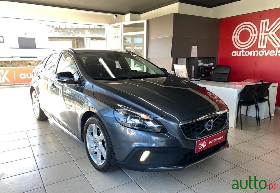 2014' Volvo V40 Cross Country photo #1