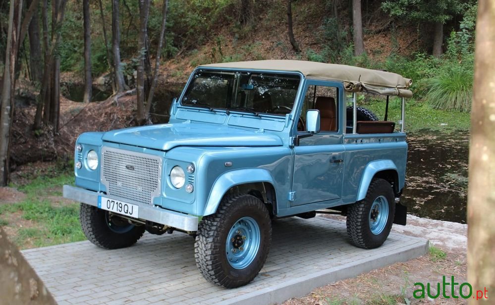 2000' Land Rover Defender photo #2