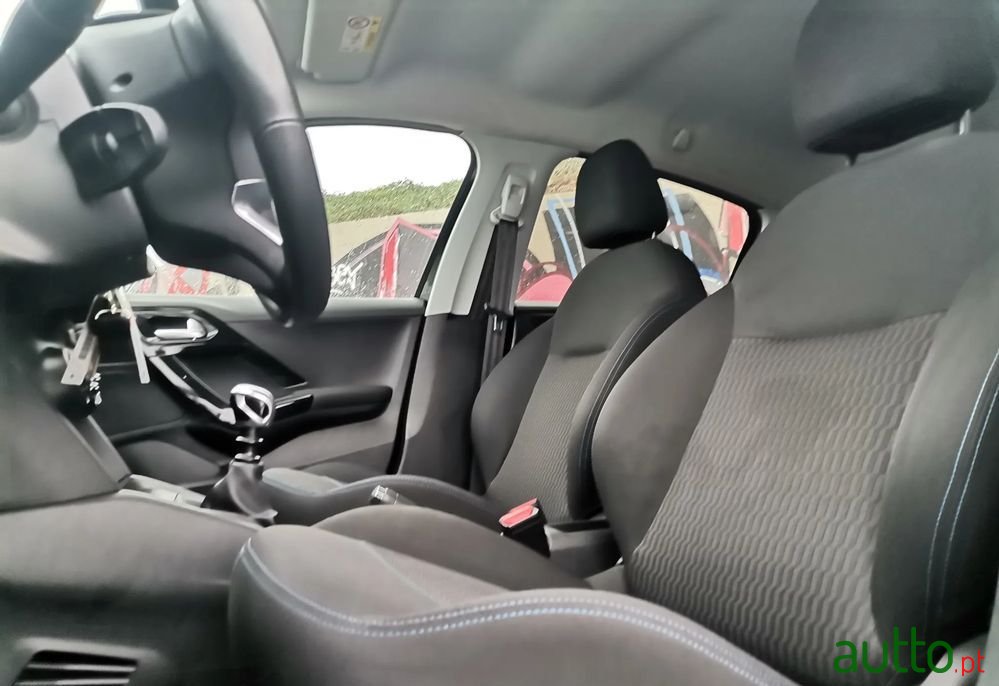 2019' Peugeot 208 photo #2