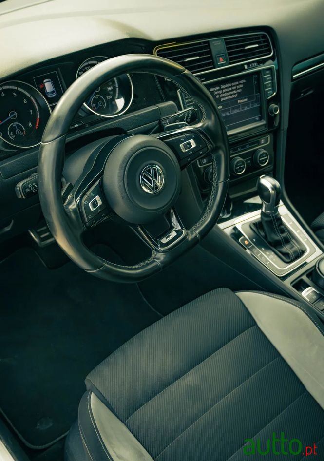 2014' Volkswagen Golf photo #4