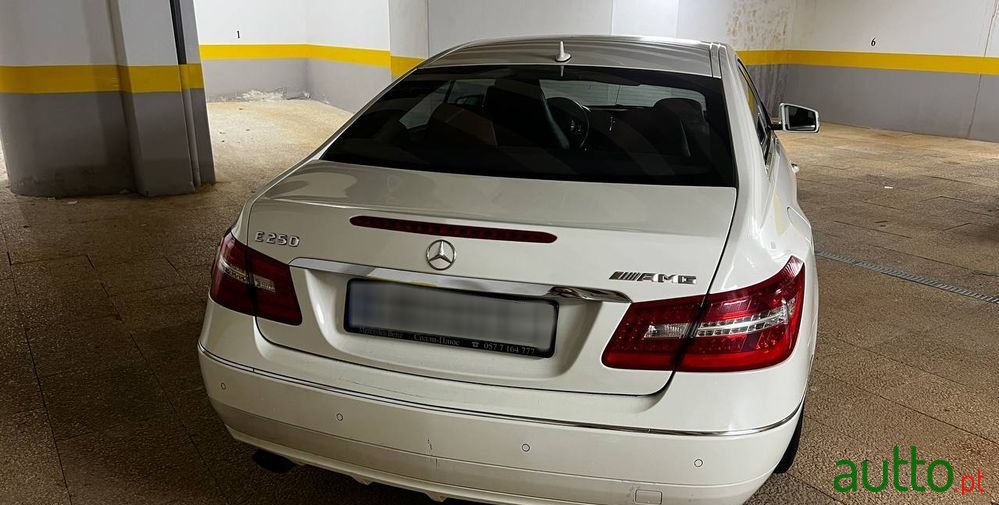 2011' Mercedes-Benz Classe E photo #4