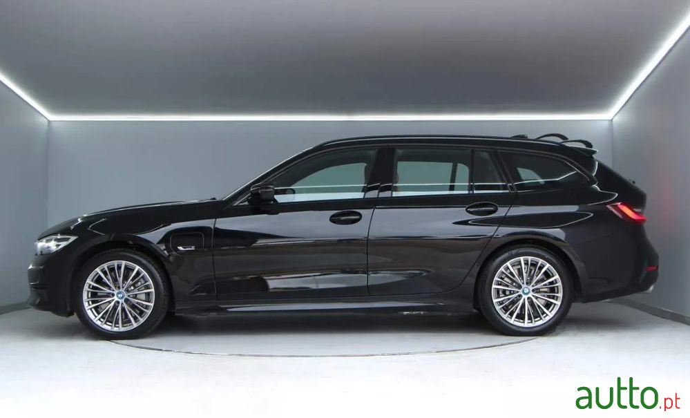2022' BMW 330 E Touring Auto photo #4