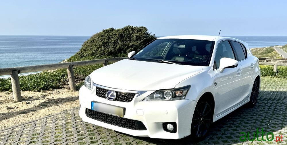 2012' Lexus CT 200h photo #3