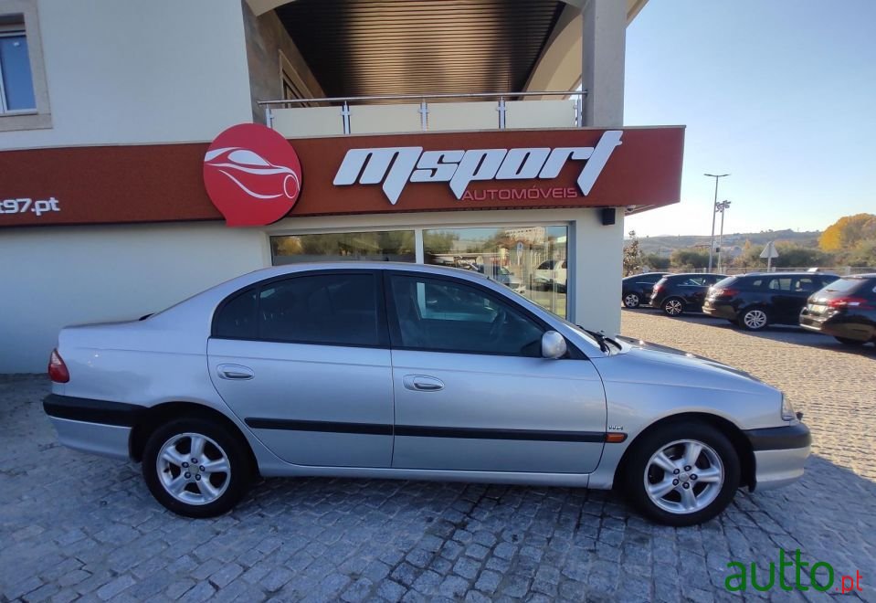 2001' Toyota Avensis photo #1