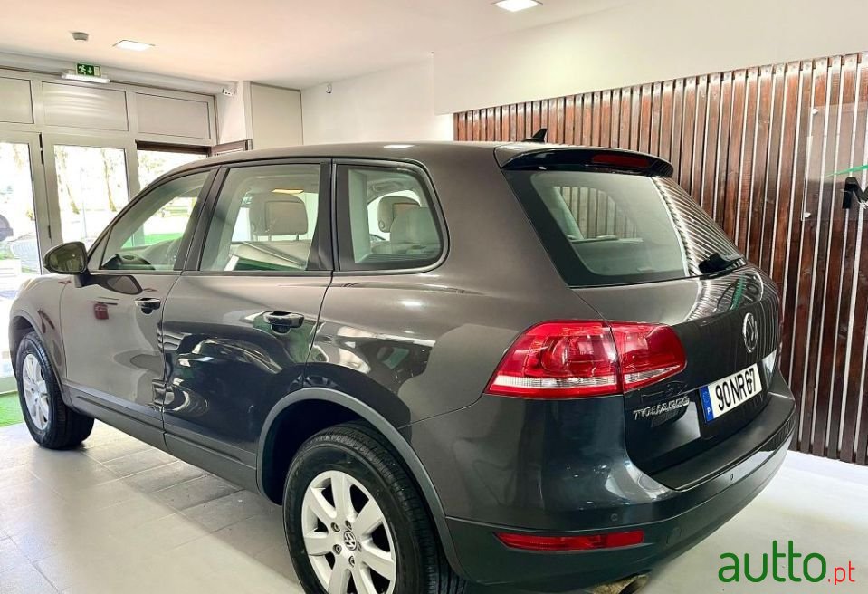 2011' Volkswagen Touareg photo #3