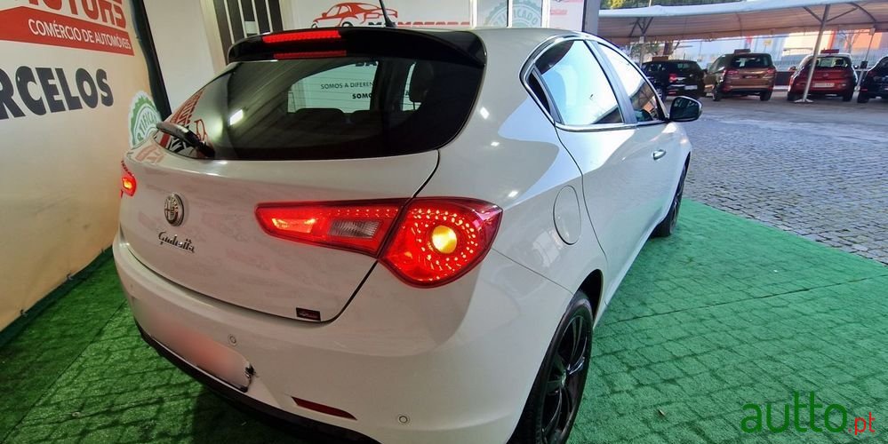 2011' Alfa Romeo Giulietta photo #5