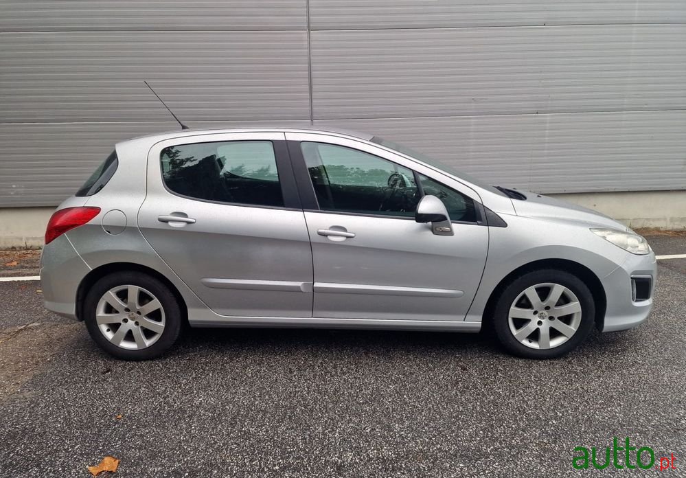 2011' Peugeot 308 photo #6